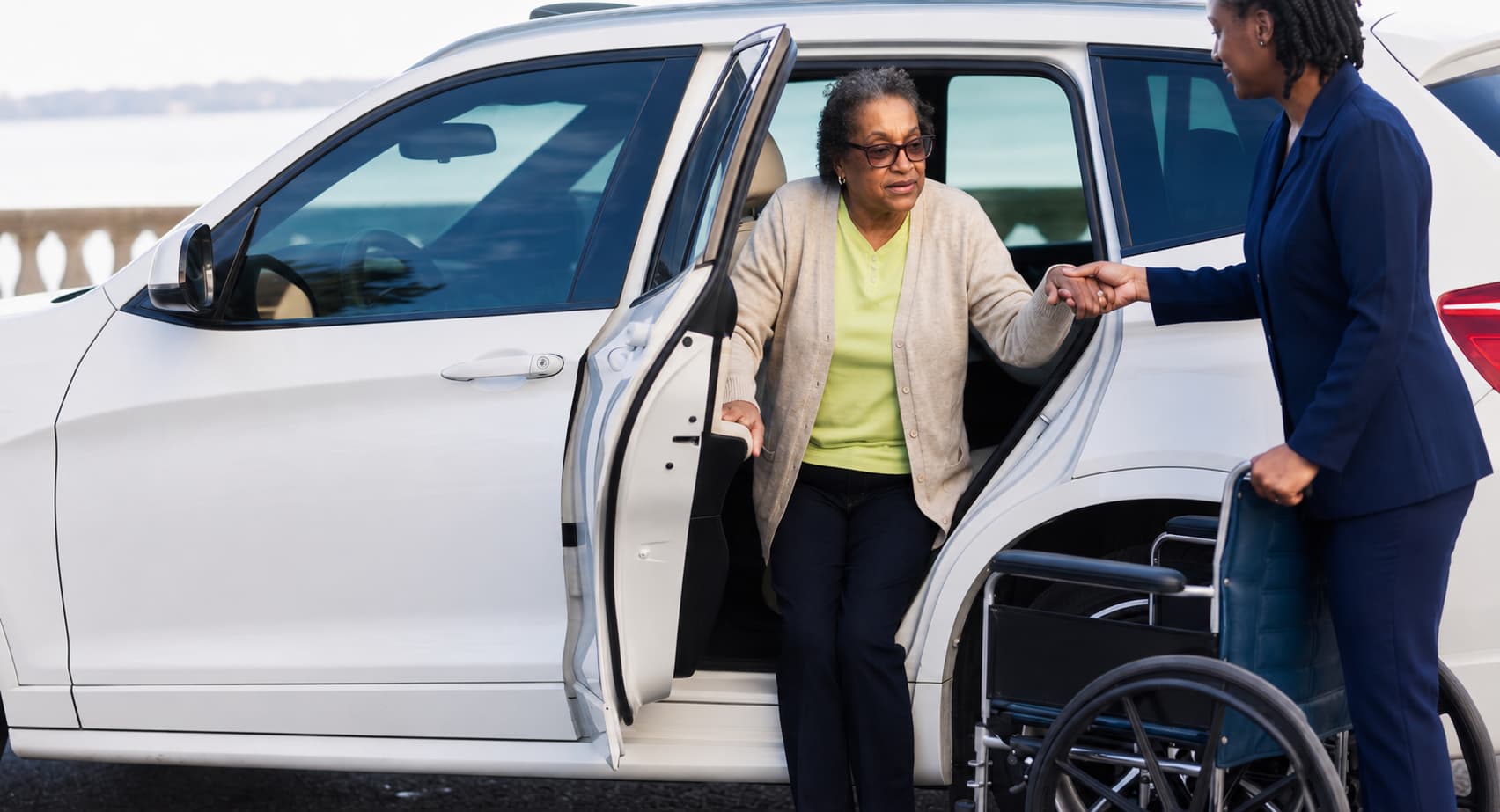 Driver assisting passenger with luggage